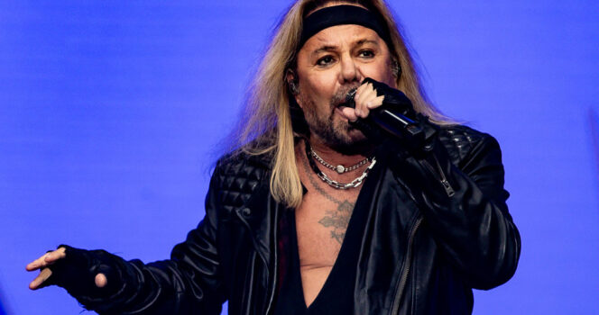 Mötley Crüe singer’s jet crashes