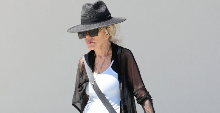 Iconic ’70s actress draws strong reactions while walking her dogs